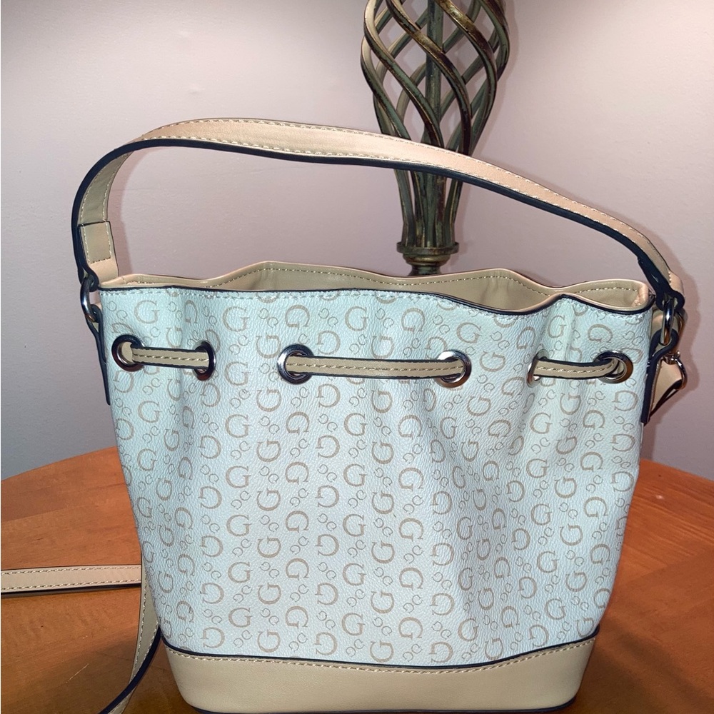 GUESS Beige & Cream Logo Bucket Bag w/Shoulder Strap - Picture 3 of 9